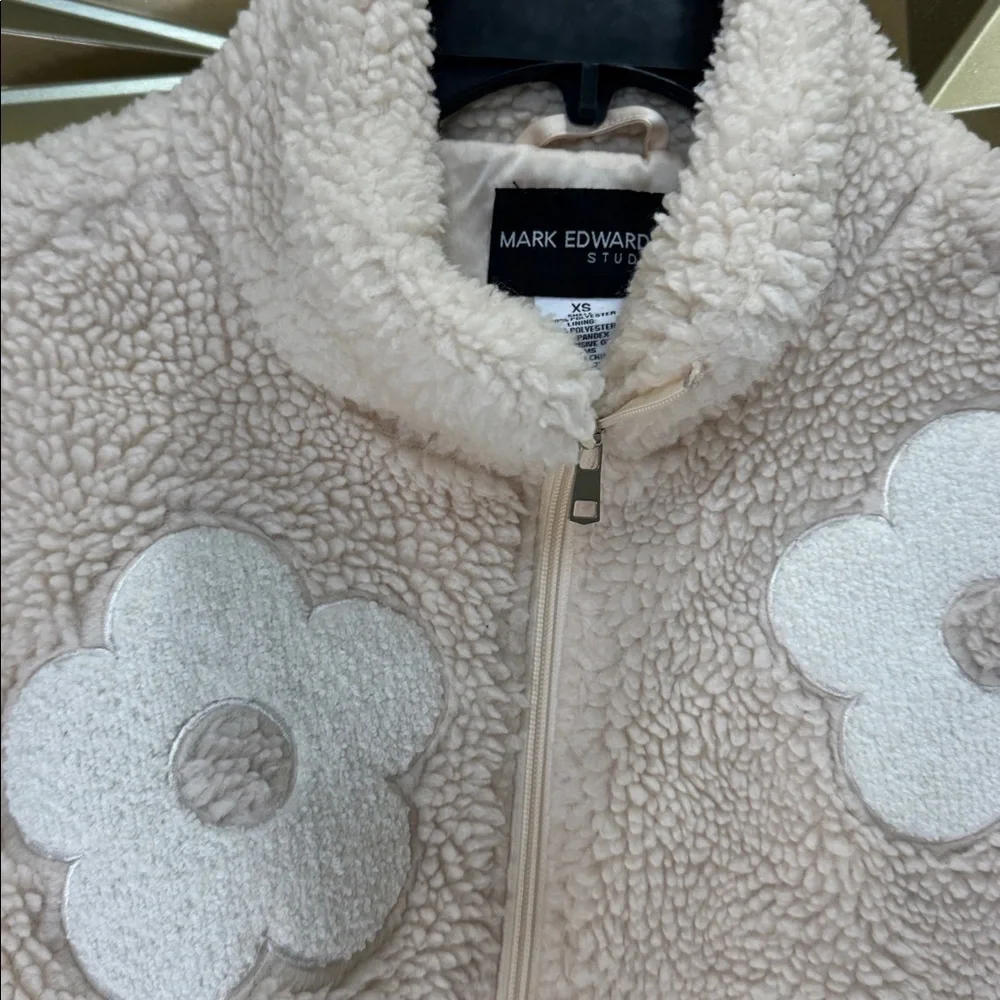 Mark Edwards Studio Cozy Cream Floral Teddy Sherpa Jacket - Picture 2 of 10